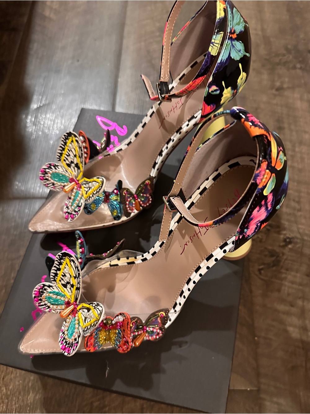 NEW- Betsy Johnson Gidelle Butterfly Sculpted Vinyl Pumps - Size 10 - Picture 3 of 5